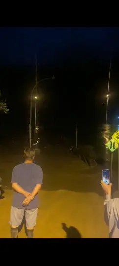 (VÍDEO) Ponte é arrancada e carregada pela força da água