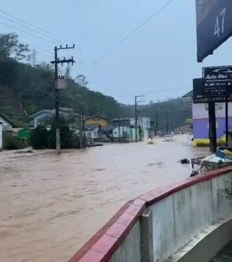 (VÍDEO) Vários pontos de alagamento são registrados em Brusque 