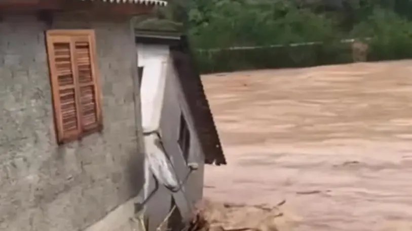Vídeo mostra casa sendo arrastada por cheia de rio em SC