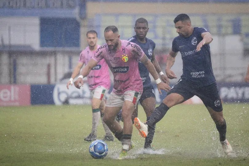 Sob muita chuva, Brusque segura o empate e garante decisão em casa