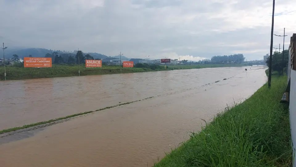 Rio chega a quase sete metros durante a noite e madrugada