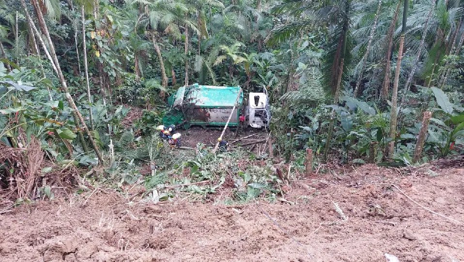 Homem fica ferido após caminhão de lixo cair em ribanceira