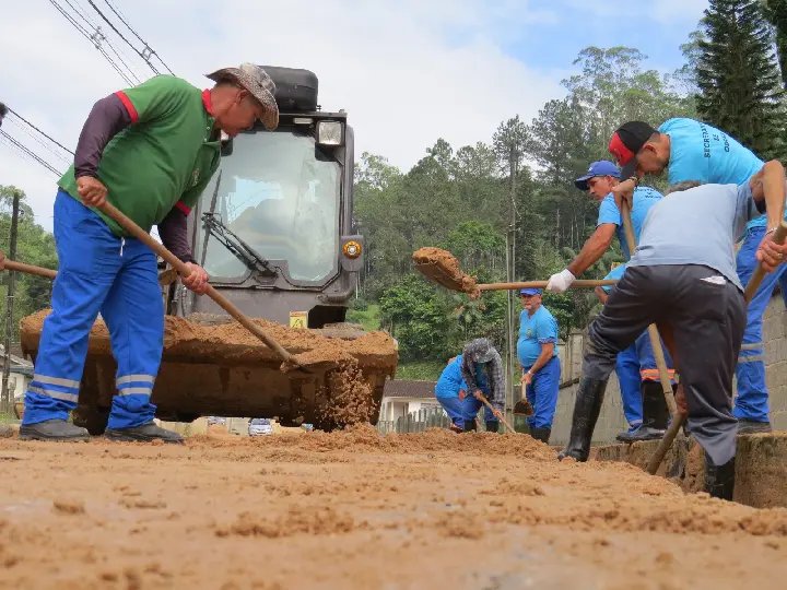 Prefeitura mantém várias frentes de trabalho após as chuvas