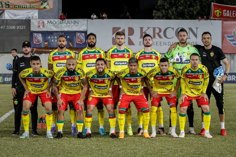 Brusque paga salários atrasados e fica em dia com jogadores
