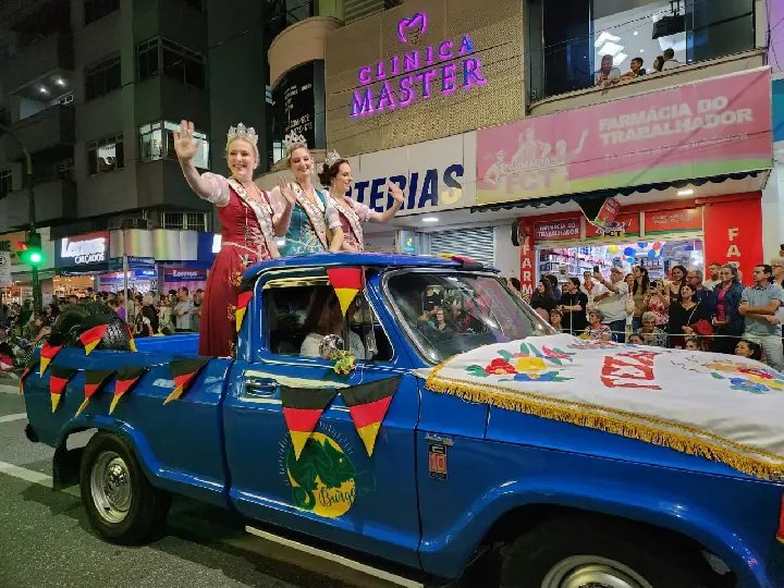 Desfile marca reabertura da 36ª Fenarreco