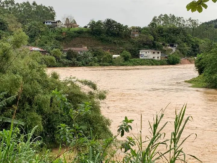Rio Itajaí-mirim chega ao nível de emergência em Botuverá