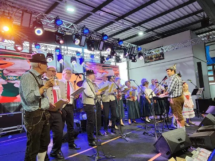 Grupos folclóricos celebram a tradição dos imigrantes na Fenarreco