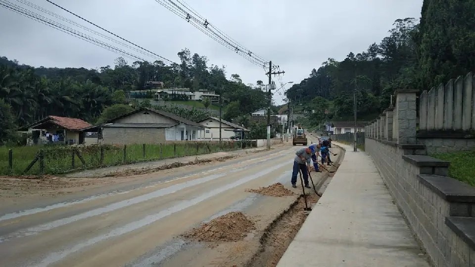 Equipes se concentram na limpeza de ruas após a cheia
