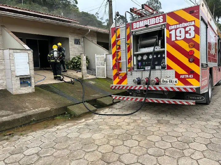 Homem põe fogo na casa da ex e mata animais