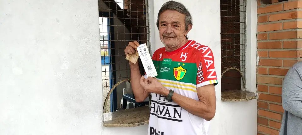 Seu Orlando madrugou para garantir o ingresso da final