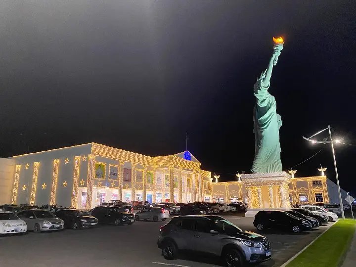 Havan acende luzes de Natal da fachada da loja de Brusque