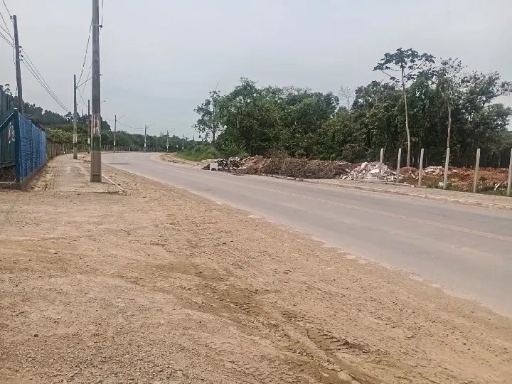Descarte de entulhos prejudica região da Estrada da Fazenda