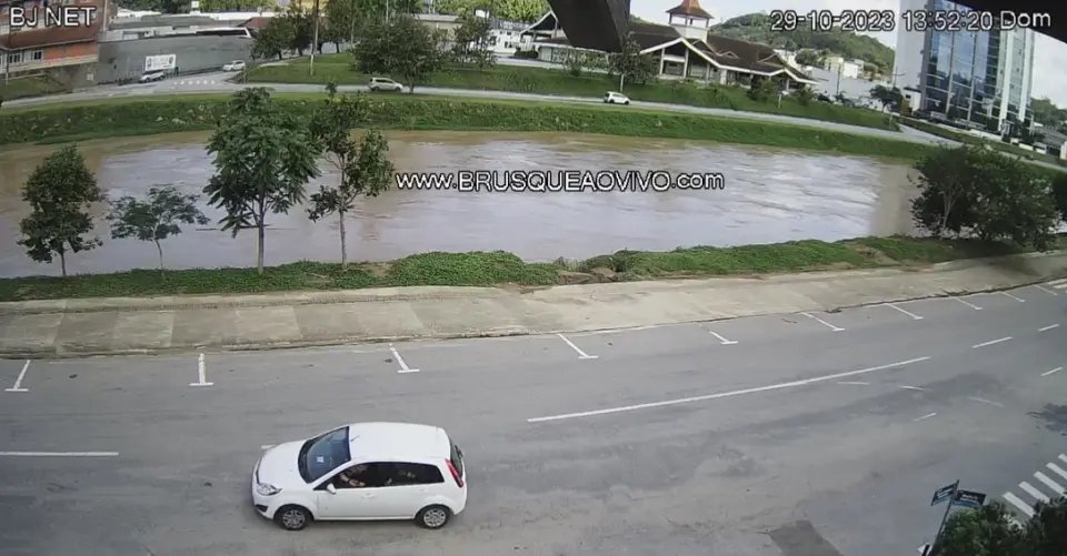 Rio Itajaí Mirim deve atingir pico de 5,5m na tarde deste domingo (29)
