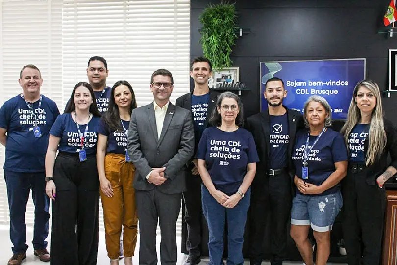 Colaboradores da CDL Brusque visitam sede da FCDL