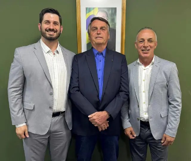 Junto de Bolsonaro, prefeito André Vechi se filia ao PL
