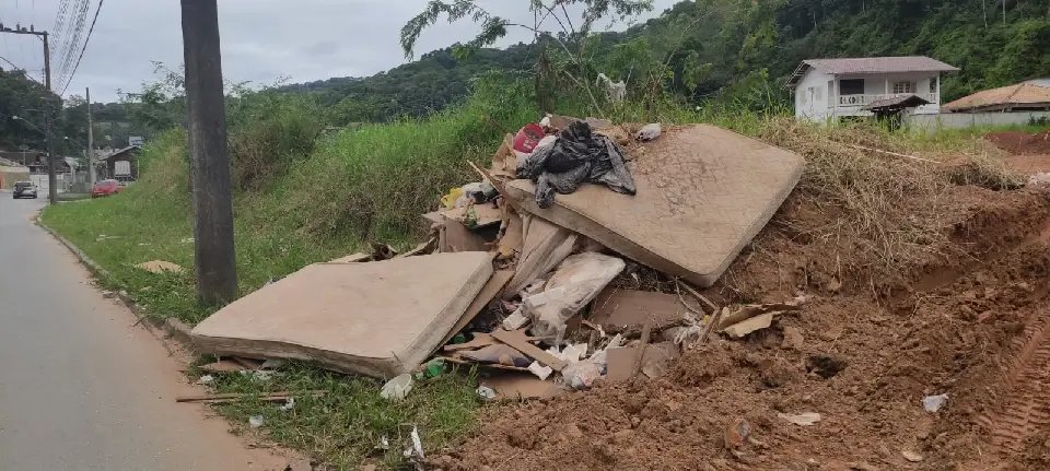 Lixão está sendo erguido em rua do Nova Brasília