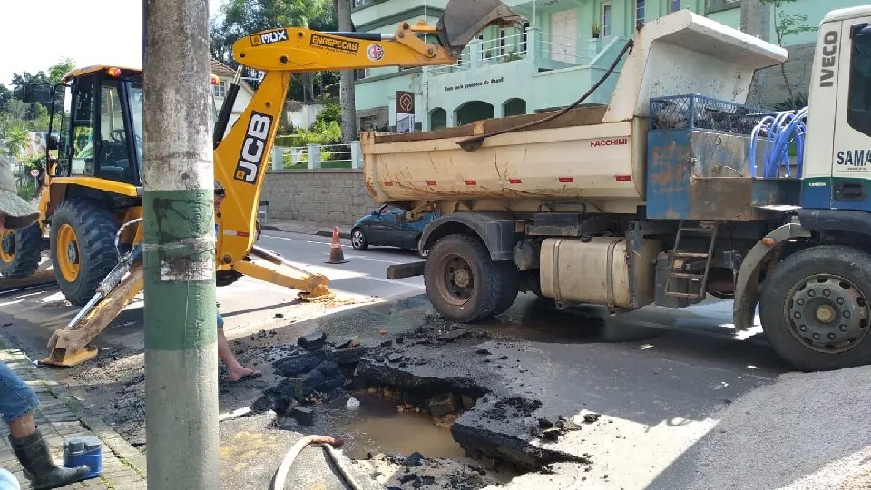Samae informa rompimento de rede  250 mm na rua Felipe Schmidt