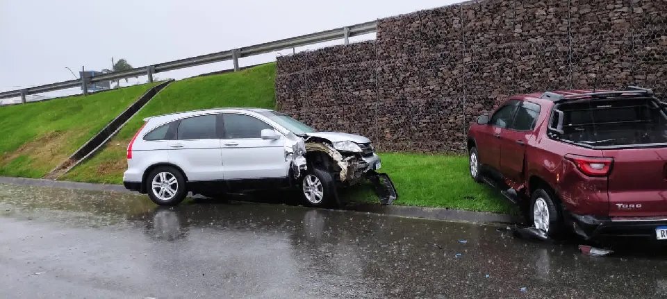 Saiba como aconteceu a colisão entre os carros no viaduto 