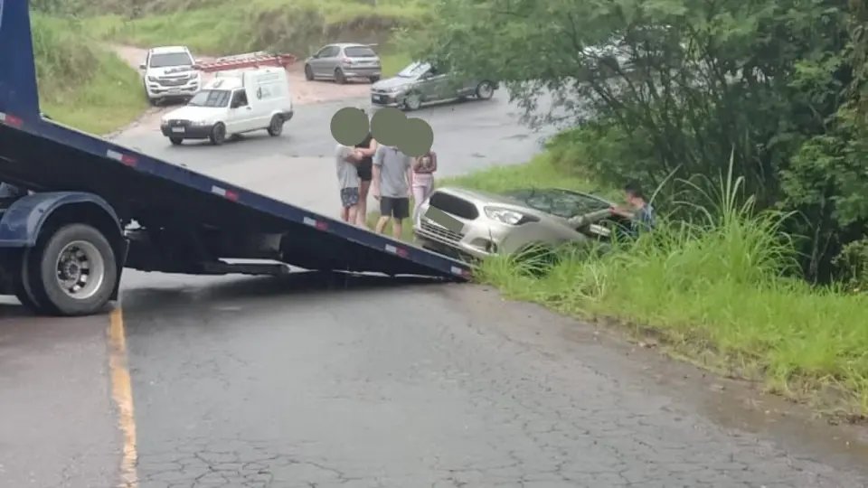 Carro sai da pista e despenca na ribanceira em Brusque 