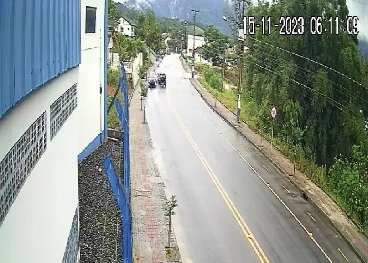 (VÍDEO) Carro tomba após acidente entre veículos em Guabiruba 