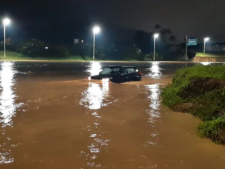 Mulher é resgatada após veículo ficar ilhado na Beira Rio