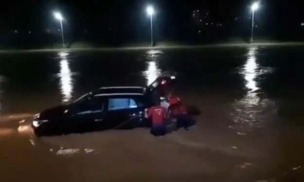 Vídeo mostra bombeiros resgatando mulher que estava ilhada em carro