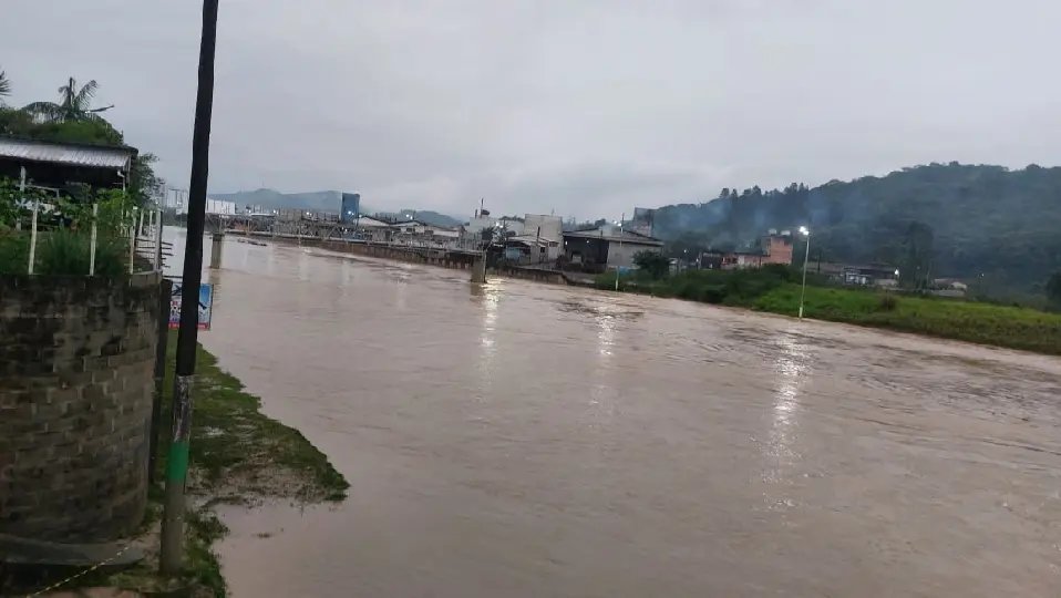 Nível do rio Itajaí Mirim volta a subir em Brusque