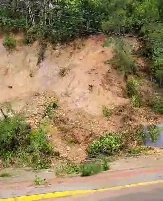 (VIDEO) Deslizamento de terra atinge estacionamento de farmácia 