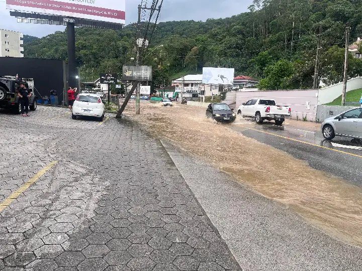 (VIDEO) Comerciantes pedem que motoristas evitem rua alagada no Guarani