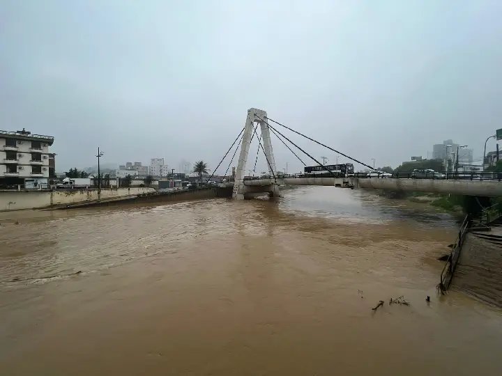 Rio Itajaí-mirim segue baixando na manhã deste sábado