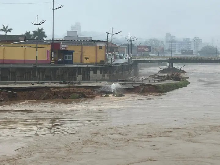 Samae comunica rompimento de adutora de água tratada da Av Beira Rio