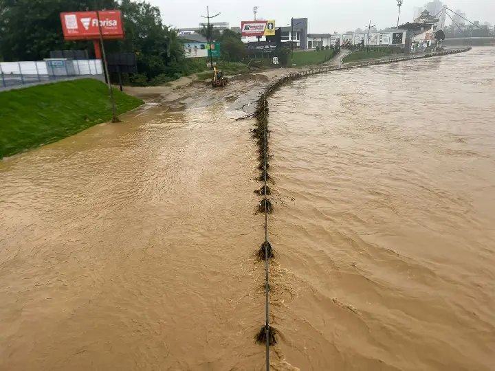Prefeitura trabalha desde a madrugada na limpeza da Beira-rio