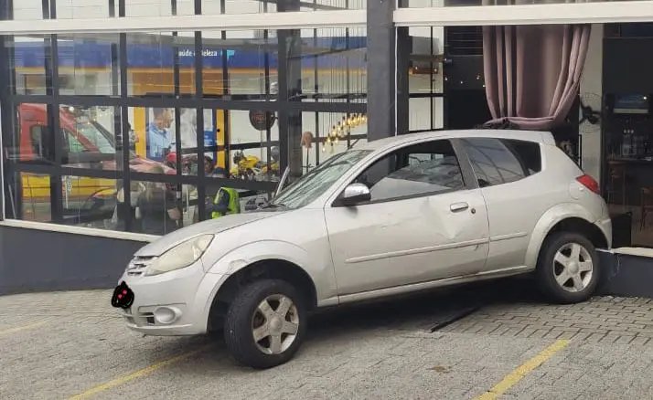 Bombeiros são acionados após carro invadir barbearia em Brusque