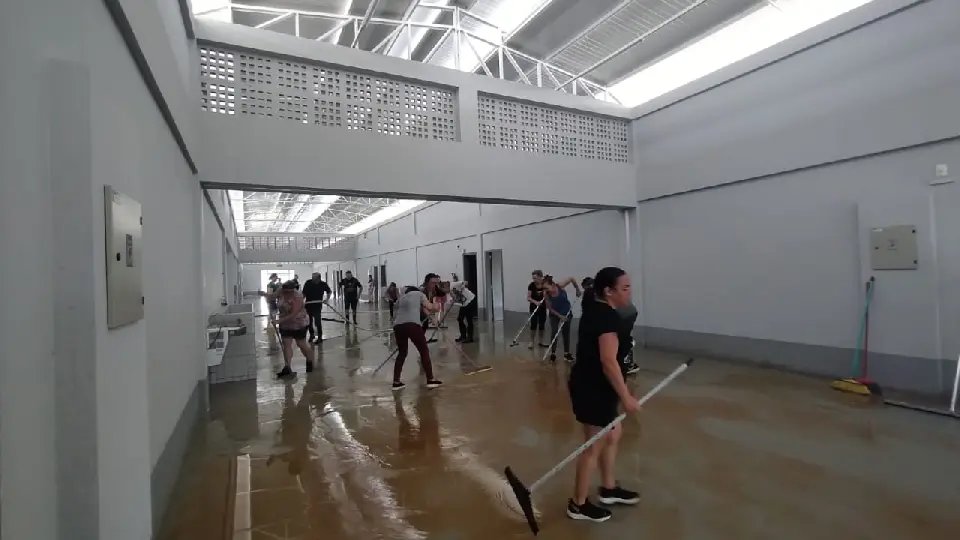 Servidores da Educação e comunidade realizam mutirão para limpeza de Escola Inundada