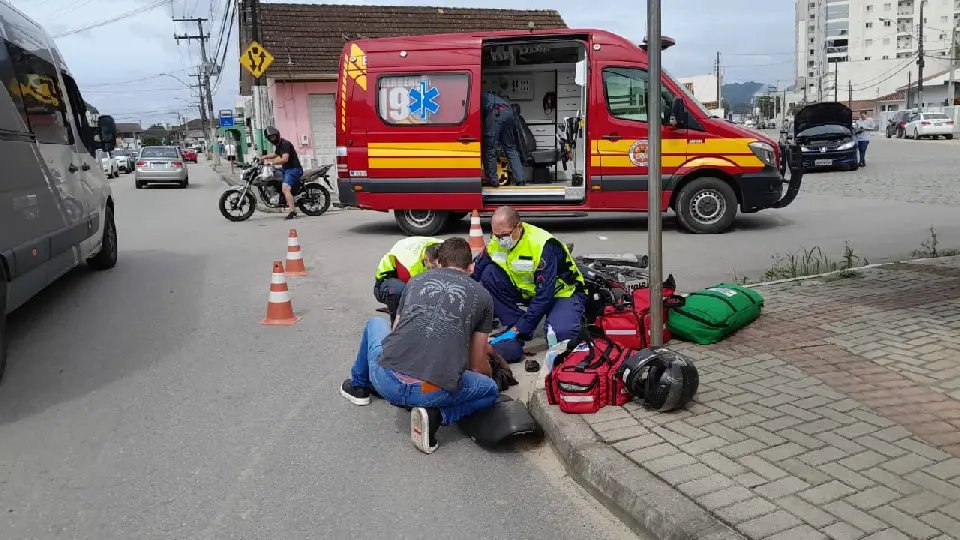 Motociclista sofre ferimento grave na colisão com carro