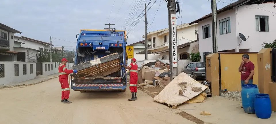 Barro, estragos e muito lixo é o que sobrou após a enchente