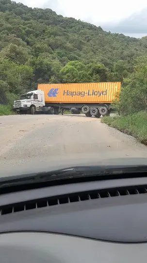 Carreta quase tomba e interrompe trânsito em Brusque 