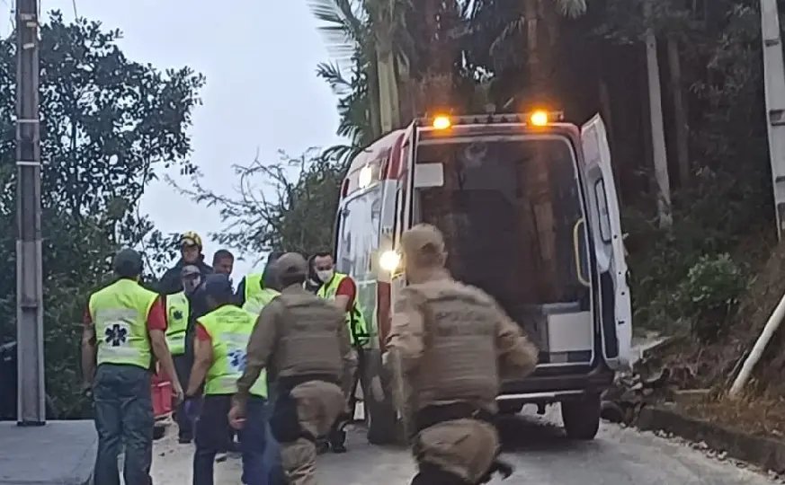 Caminhão derruba fio e mulher sofre descarga elétrica