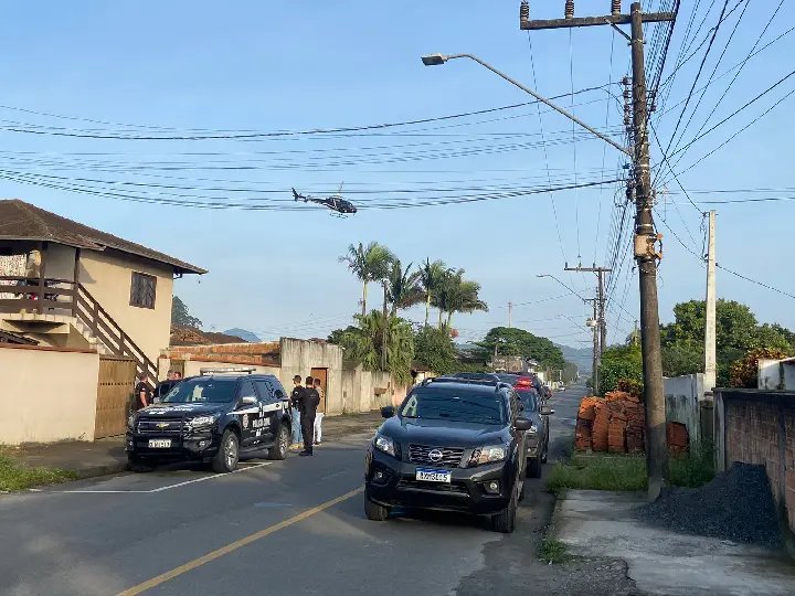 Policiais de Brusque prendem homem em operação em Joinville