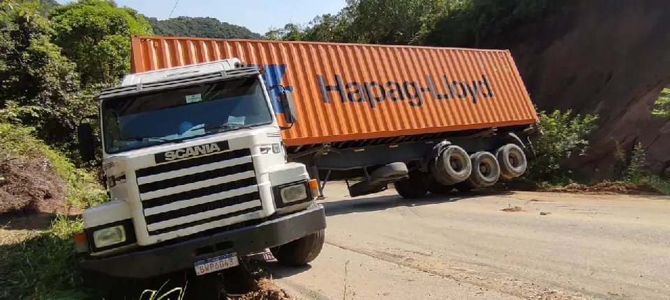 Falta de guincho impede retirada de caminhão atravessado