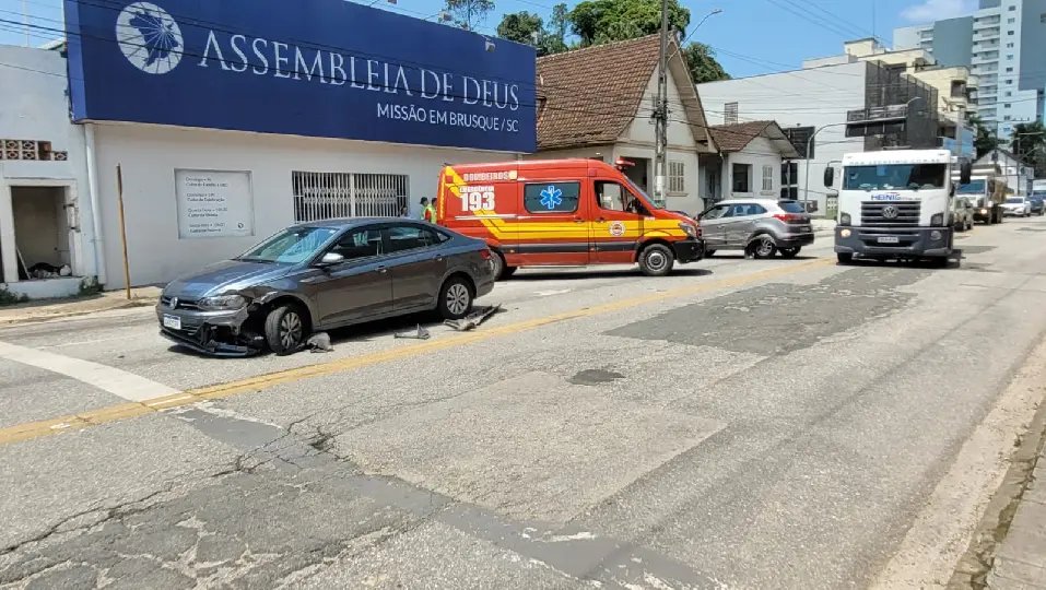 Três carros colidem em pleno Centro de Brusque