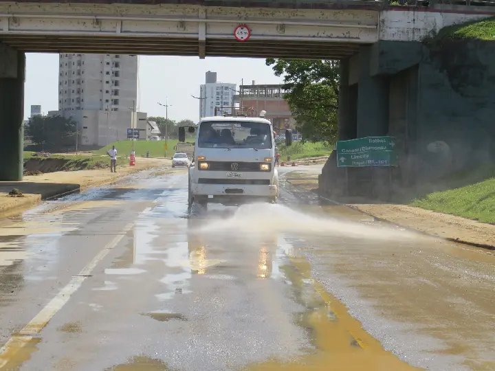 Prefeitura segue com o trabalho de limpeza da avenida Beira Rio