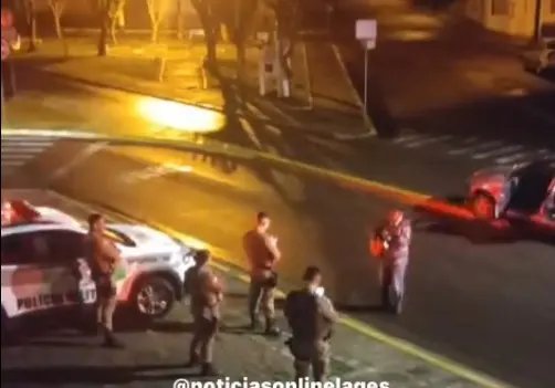 (VIDEO) Idoso embriagado faz serenata a policiais ao bater carro