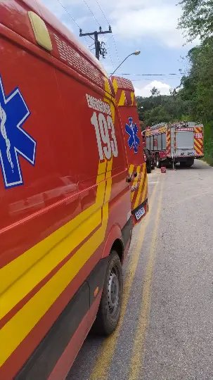 Colisão entre van e moto deixa duas pessoas feridas em Brusque 