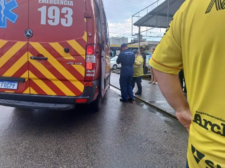 (URGENTE) Mulher esfaqueia homem na calçada, em Brusque 