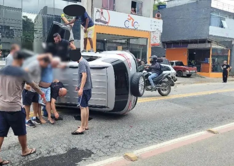 URGENTE - Carro bate em outros e tomba na Primeiro de Maio