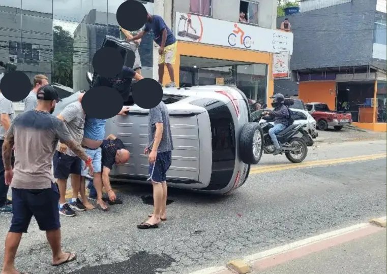 Motorista sofreu ferimentos leves no braço e na perna