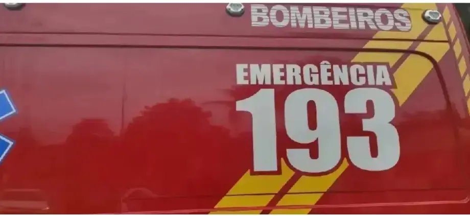 Homem fica em estado grave ao bater contra poste