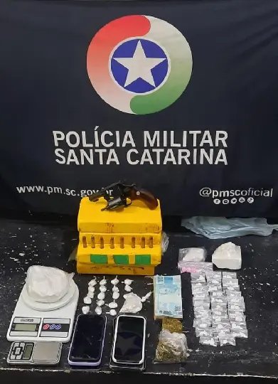 Vizinhos são presos e mais de 5 kg de droga são apreendidos