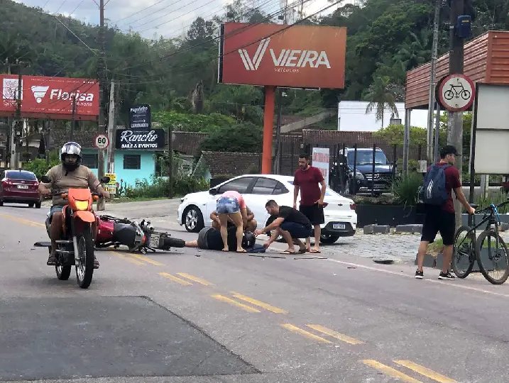 Colisão entre carro e moto é registrada no Primeiro de Maio 